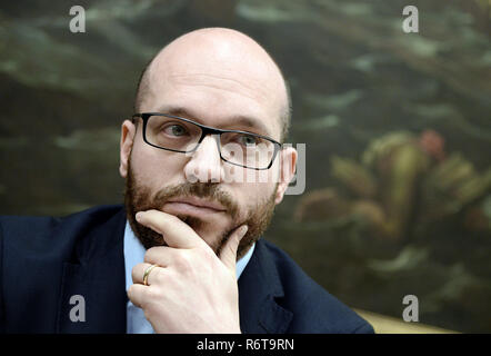 Foto Fabio Cimaglia / LaPresse 06-12-2018 Roma Politica Camera dei Deputati. Conferenza stampa della Lega Nella foto Lorenzo Fontana Photo Fabio Cimaglia / LaPresse 06-12-2018 Roma (Italie) Politique Chambre des députés. Conférence de presse de jambe dans le pic Lorenzo Fontana Banque D'Images