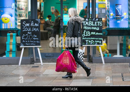 Preston, Lancashire. 6e Dec 2018. Météo France : début de journée humide pour les acheteurs de Noël EE Fishergate avec lumière continue pluie prévue avant de fortes pluies et des coups de vent arriver plus tard dans la journée. Credit : MediaWorldImages/Alamy Live News Banque D'Images