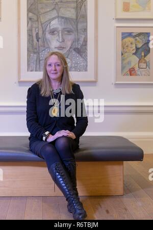 Edinburgh, Ecosse, Royaume-Uni. 6e Dec 2018. Joyce W. Cairns PRSA a été élu Président de la Royal Scottish Academy of Art et l'architecture, la première femme à être élue à ce poste dans les 192 ans d'histoire de la LSF. Né à Édimbourg, Cairns a étudié la peinture à Gray's School of Art, Aberdeen (1966-1971), et au Royal College of Art, Londres (1971-1974). Après un stage à Gloucester College of Art and Design, elle a étudié au Goldsmiths College, Université de Londres. Credit : Riche de Dyson/Alamy Live News Banque D'Images