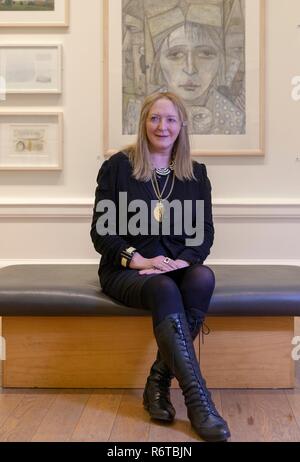 Edinburgh, Ecosse, Royaume-Uni. 6e Dec 2018. Joyce W. Cairns PRSA a été élu Président de la Royal Scottish Academy of Art et l'architecture, la première femme à être élue à ce poste dans les 192 ans d'histoire de la LSF. Né à Édimbourg, Cairns a étudié la peinture à Gray's School of Art, Aberdeen (1966-1971), et au Royal College of Art, Londres (1971-1974). Après un stage à Gloucester College of Art and Design, elle a étudié au Goldsmiths College, Université de Londres. Credit : Riche de Dyson/Alamy Live News Banque D'Images