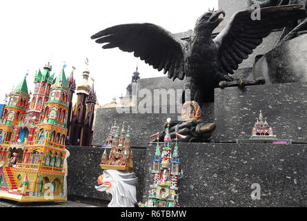 6 décembre 2018 - Cracovie, Pologne - crèche vu au cours de la 76e concours Crèche de Cracovie. Crèches de Noël de Cracovie sont des œuvres d'art miniatures Ils sont faits à la main à partir de matériaux facilement accessibles : carton, bois, petits ornements. Chaque année le premier jeudi de décembre artistes rencontrent autour de l'Adam Mickiewicz monument sur la place principale de montrer leurs derniers travaux. Le 29 novembre 2018, la tradition de construire des lits de Cracovie est allé à la Liste représentative du patrimoine culturel immatériel par l'UNESCO. (Crédit Image : © Damien Klamka/SOPA des images à l'aide de Zuma sur le fil) Banque D'Images