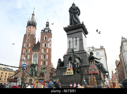 6 décembre 2018 - Cracovie, Pologne - crèche vu au cours de la 76e concours Crèche de Cracovie. Crèches de Noël de Cracovie sont des œuvres d'art miniatures Ils sont faits à la main à partir de matériaux facilement accessibles : carton, bois, petits ornements. Chaque année le premier jeudi de décembre artistes rencontrent autour de l'Adam Mickiewicz monument sur la place principale de montrer leurs derniers travaux. Le 29 novembre 2018, la tradition de construire des lits de Cracovie est allé à la Liste représentative du patrimoine culturel immatériel par l'UNESCO. (Crédit Image : © Damien Klamka/SOPA des images à l'aide de Zuma sur le fil) Banque D'Images