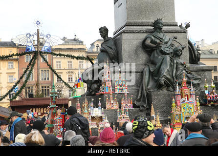 6 décembre 2018 - Cracovie, Pologne - crèche vu au cours de la 76e concours Crèche de Cracovie. Crèches de Noël de Cracovie sont des œuvres d'art miniatures Ils sont faits à la main à partir de matériaux facilement accessibles : carton, bois, petits ornements. Chaque année le premier jeudi de décembre artistes rencontrent autour de l'Adam Mickiewicz monument sur la place principale de montrer leurs derniers travaux. Le 29 novembre 2018, la tradition de construire des lits de Cracovie est allé à la Liste représentative du patrimoine culturel immatériel par l'UNESCO. (Crédit Image : © Damien Klamka/SOPA des images à l'aide de Zuma sur le fil) Banque D'Images