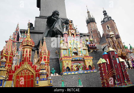 Cracovie, Pologne. 6e déc, 2018. Crèches vu au cours de la 76e concours Crèche de Cracovie. Crèches de Noël de Cracovie sont des œuvres d'art miniatures Ils sont faits à la main à partir de matériaux facilement accessibles : carton, bois, petits ornements. Chaque année le premier jeudi de décembre artistes rencontrent autour de l'Adam Mickiewicz monument sur la place principale de montrer leurs derniers travaux. Le 29 novembre 2018, la tradition de construire des lits de Cracovie est allé à la Liste représentative du patrimoine culturel immatériel par l'UNESCO. Credit : Damian Klamka SOPA/Images/ZUMA/Alamy Fil Live News Banque D'Images