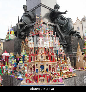 Cracovie, Pologne. 6e déc, 2018. Crèches vu au cours de la 76e concours Crèche de Cracovie. Crèches de Noël de Cracovie sont des œuvres d'art miniatures Ils sont faits à la main à partir de matériaux facilement accessibles : carton, bois, petits ornements. Chaque année le premier jeudi de décembre artistes rencontrent autour de l'Adam Mickiewicz monument sur la place principale de montrer leurs derniers travaux. Le 29 novembre 2018, la tradition de construire des lits de Cracovie est allé à la Liste représentative du patrimoine culturel immatériel par l'UNESCO. Credit : Damian Klamka SOPA/Images/ZUMA/Alamy Fil Live News Banque D'Images