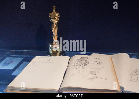 London UK. 6 décembre 2018. L'original statue Oscar remporté par Tom Mollo avec dessins croquis qui a conçu l'original de Star Wars personnages dans le sketchbook qui seront vendues aux enchères dans le Bonhams Crédit : amer ghazzal/Alamy Live News Banque D'Images