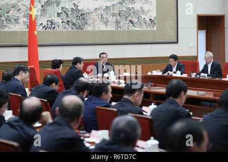 (181206) -- BEIJING, 6 décembre 2018 (Xinhua) -- Le Premier ministre chinois Li Keqiang, également membre du Comité permanent du Bureau politique du Parti communiste chinois (PCC) Comité Central, préside la première session plénière du groupe pilote national sur la science et la technologie à Beijing, capitale de Chine, le 6 décembre 2018. (Xinhua/Liu Weibing) (wyl) Banque D'Images