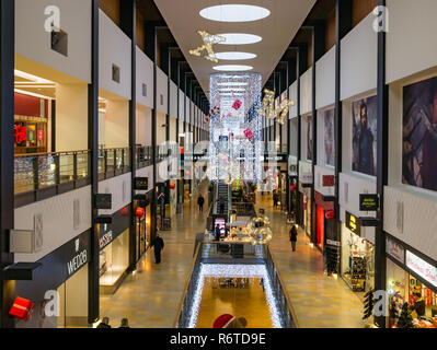 Ocean Terminal, Leith, Edinburgh, Ecosse, Royaume-Uni, 6 décembre 2018. Le centre commercial est éclairé avec des décorations de Noël, mais peu de consommateurs sont évidentes sur une semaine en début de décembre Banque D'Images