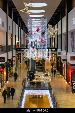 Ocean Terminal, Leith, Edinburgh, Ecosse, Royaume-Uni, 6 décembre 2018. Le centre commercial est éclairé avec des décorations de Noël, mais peu de consommateurs sont évidentes sur une semaine en début de décembre Banque D'Images