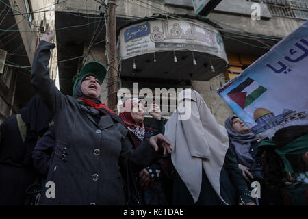 07 décembre 2018, les territoires palestiniens, la ville de Gaza : des manifestants palestiniens crier des slogans au cours d'une manifestation contre le projet de résolution rédigé par nous qui condamne le mouvement palestinien Hamas de tirs de roquettes sur Israël. L'Assemblée générale de l'ONU votera jeudi sur le projet de résolution rédigé par nous que le Hamas condamne à plusieurs reprises pour "tirs de roquettes sur Israël et pour incitation à la violence, mettant ainsi en danger la vie de civils." Photo : afp/Talatene Mohammed Banque D'Images