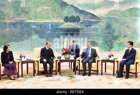 (181206) -- Beijing , le 6 décembre 2018 (Xinhua) -- Le conseiller d'Etat chinois et le ministre des Affaires étrangères Wang Yi rencontre Hun nombreux, président de l'Union des fédérations de la jeunesse du Cambodge à Beijing, capitale de Chine, le 6 décembre 2018. (Xinhua/Yin Bogu) (wyl) Banque D'Images