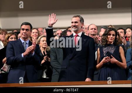 GRAF2236. MADRID, 05/12/2018.- Los Reyes Felipe y Letizia junto al Presidente del Gobierno, Pedro Sánchez (i), al inicio del concierto conmemorativo del 40 aniversario de la Constitución que se celebra en el Auditorio Nacional de Madrid. L'EFE/ JuanJo Martín ***EXTÉRIEURE*** roi espagnol Felipe VI et La Reine Letizia Ortiz avec filles Princesse des Asturies Leonor de Bourbon et Sofia de bourbon à côté de l'espagnol émérite Le Roi Juan Carlos Ier et de Sofia de Grecia fréquentant act commémoratives du 40 anniversaire de la Constitution espagnole à Madrid le jeudi , 06 décembre 2018 Banque D'Images