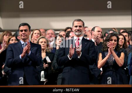 GRAF MT2239. MADRID, 05/12/2018.- Los Reyes Felipe y Letizia junto al Presidente del Gobierno, Pedro Sánchez (i), al inicio del concierto conmemorativo del 40 aniversario de la Constitución que se celebra en el Auditorio Nacional de Madrid. L'EFE/ JuanJo Martín ***EXTÉRIEURE*** roi espagnol Felipe VI et La Reine Letizia Ortiz avec filles Princesse des Asturies Leonor de Bourbon et Sofia de bourbon à côté de l'espagnol émérite Le Roi Juan Carlos Ier et de Sofia de Grecia fréquentant act commémoratives du 40 anniversaire de la Constitution espagnole à Madrid le jeudi , 06 décembre 2018 Banque D'Images