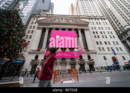 New York, USA. 6 Décembre, 2018. La Bourse de New York est décoré le jeudi 6 décembre 2018 pour le premier jour de négociation pour la mode chinoise et cosmétiques site e-commerce mogu. Stocks ont atteint 758 points portant sa perte totale de 2 jours à 1500 points sur les craintes d'une guerre commerciale sino-américaines. (© Richard B. Levine) Crédit : Richard Levine/Alamy Live News Banque D'Images