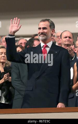 GRAF2233. MADRID, 05/12/2018.- El Rey Felipe saluda al inicio del concierto conmemorativo del 40 aniversario de la Constitución que se celebra en el Auditorio Nacional de Madrid. L'EFE/ JuanJo Martín ***EXTÉRIEURE*** roi espagnol Felipe VI et La Reine Letizia Ortiz avec filles Princesse des Asturies Leonor de Bourbon et Sofia de bourbon à côté de l'espagnol émérite Le Roi Juan Carlos Ier et de Sofia de Grecia fréquentant act commémoratives du 40 anniversaire de la Constitution espagnole à Madrid le jeudi , 06 décembre 2018 Banque D'Images