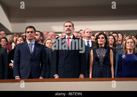 GRAF2243. MADRID, 05/12/2018.- Los Reyes Felipe y Letizia junto al Presidente del Gobierno, Pedro Sánchez (i), y la la présidente del Congreso, Ana Pastor, al inicio del concierto conmemorativo del 40 aniversario de la Constitución que se celebra en el Auditorio Nacional de Madrid. L'EFE/ JuanJo Martín ***EXTÉRIEURE*** roi espagnol Felipe VI et La Reine Letizia Ortiz avec filles Princesse des Asturies Leonor de Bourbon et Sofia de bourbon à côté de l'espagnol émérite Le Roi Juan Carlos Ier et de Sofia de Grecia fréquentant act commémoratives du 40 anniversaire de la Constitution espagnole à Madrid le jeudi , 06 Dece Banque D'Images
