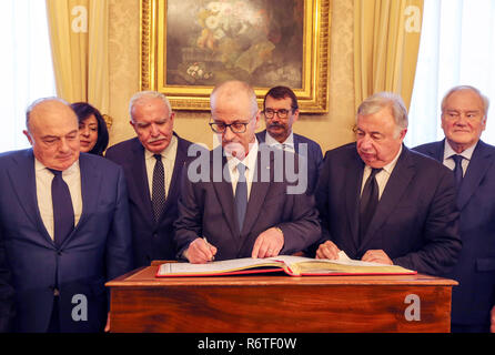 Paris, France. 6 Décembre, 2018. Le Premier Ministre palestinien, Rami Hamdallah, rencontre avec le président du Sénat français Gérard Larcher, dans la ville de Paris Capitale de la France, le 06 décembre 2018, le bureau de crédit : Premier Ministre APP/Images/ZUMA/Alamy Fil Live News Banque D'Images