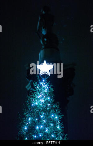 Londres, Royaume-Uni. 6 Décembre, 2018. La cérémonie annuelle d'allumer les feux sur l'arbre de Noël à Trafalgar Square. Une épinette sélectionnés dans les forêts entourant Oslo a été donné à la Grande-Bretagne par le gouvernement norvégien en gratitude pour son soutien au cours de la Seconde Guerre mondiale depuis 1947. Les ampoules à économie d'énergie sont maintenant utilisées pour décorer l'arbre. Credit : Mark Kerrison/Alamy Live News Banque D'Images