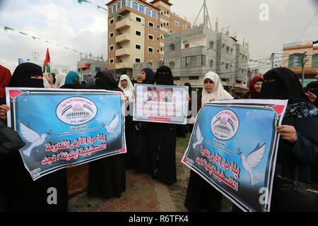 Gaza, la Palestine. 6 décembre 2018.Les manifestants palestiniens mars au cours d'une manifestation contre une prochaine assemblée générale des Nations unies vote sur un projet de résolution rédigé par nous condamner le Hamas palestinien dans la ville de Rafah dans le sud de la bande de Gaza le 6 décembre 2018. Nikky Haley, qui allait se retirer de l'ambassadeur des Etats-Unis à l'ONU à la fin de l'année, a maintes fois accusé l'Organisation des Nations Unies d'avoir un parti pris anti-Israël et soutient fermement Israël dans sa dernière confrontation avec le Hamas à Gaza. © Abed Rahim Khatib / éveil / Alamy Live News Banque D'Images