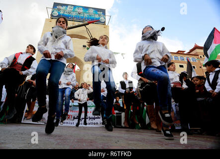 Gaza, la Palestine. 6 décembre 2018.Les manifestants palestiniens mars au cours d'une manifestation contre une prochaine assemblée générale des Nations unies vote sur un projet de résolution rédigé par nous condamner le Hamas palestinien dans la ville de Rafah dans le sud de la bande de Gaza le 6 décembre 2018. Nikky Haley, qui allait se retirer de l'ambassadeur des Etats-Unis à l'ONU à la fin de l'année, a maintes fois accusé l'Organisation des Nations Unies d'avoir un parti pris anti-Israël et soutient fermement Israël dans sa dernière confrontation avec le Hamas à Gaza. © Abed Rahim Khatib / éveil / Alamy Live News Banque D'Images