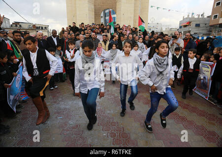 Gaza, la Palestine. 6 décembre 2018.Les manifestants palestiniens mars au cours d'une manifestation contre une prochaine assemblée générale des Nations unies vote sur un projet de résolution rédigé par nous condamner le Hamas palestinien dans la ville de Rafah dans le sud de la bande de Gaza le 6 décembre 2018. Nikky Haley, qui allait se retirer de l'ambassadeur des Etats-Unis à l'ONU à la fin de l'année, a maintes fois accusé l'Organisation des Nations Unies d'avoir un parti pris anti-Israël et soutient fermement Israël dans sa dernière confrontation avec le Hamas à Gaza. © Abed Rahim Khatib / éveil / Alamy Live News Banque D'Images