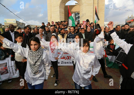 Gaza, la Palestine. 6 décembre 2018.Les manifestants palestiniens mars au cours d'une manifestation contre une prochaine assemblée générale des Nations unies vote sur un projet de résolution rédigé par nous condamner le Hamas palestinien dans la ville de Rafah dans le sud de la bande de Gaza le 6 décembre 2018. Nikky Haley, qui allait se retirer de l'ambassadeur des Etats-Unis à l'ONU à la fin de l'année, a maintes fois accusé l'Organisation des Nations Unies d'avoir un parti pris anti-Israël et soutient fermement Israël dans sa dernière confrontation avec le Hamas à Gaza. © Abed Rahim Khatib / éveil / Alamy Live News Banque D'Images