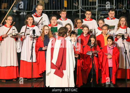 Trafalgar Square, London, UK, 6e Dec 2018. Le choeur de St-Martin-dans-le-champs chante. Dignitaires dont le maire de la ville de Westminster, la Rcbd Lindsey Hall, et le maire d'Oslo, Marianne Borgen, s'allumer l'arbre accompagné de représentations de l'Armée du Salut, Bande de noël et de la poésie. L'arbre de Noël de Trafalgar Square est allumé lors de la cérémonie annuelle sur Trafalgar Square dans le centre de Londres pour marquer le début de la saison de fête. Credit : Imageplotter News et Sports/Alamy Live News Banque D'Images