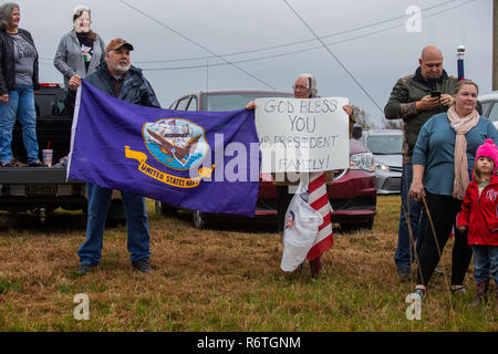 Houston, TX, USA. 8Th apr 2015. Affichage des partisans de drapeaux et panneaux pour l'ancien président George Herbert Walker Bush défilé sera voyageant par train par Old Town Spring le jeudi 6 décembre 2018 à Houston. Photo par : Juan DeLeon/Zuma Press Photo : Juan DeLeon/ZUMA/Alamy Fil Live News Banque D'Images