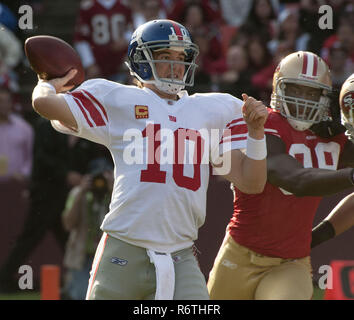 San Francisco, Californie, USA. 13Th Nov, 2011. New York Giants quarterback Eli Manning (10) le dimanche 13 novembre 2011 à Candlestick Park, San Francisco, Californie. Les 49ers défait les géants 27-20. Crédit : Al Golub/ZUMA/Alamy Fil Live News Banque D'Images