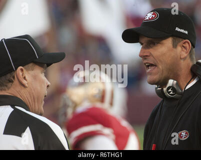 San Francisco, Californie, USA. 13Th Nov, 2011. 49er l'entraîneur-chef Jim Harbaugh parle à l'arbitre le dimanche, Novembre 13, 2011 à Candlestick Park, San Francisco, Californie. Les 49ers défait les géants 27-20. Crédit : Al Golub/ZUMA/Alamy Fil Live News Banque D'Images