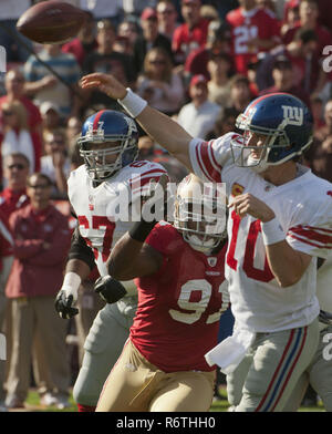 San Francisco, Californie, USA. 13Th Nov, 2011. New York Giants quarterback Eli Manning (10) le dimanche 13 novembre 2011 à Candlestick Park, San Francisco, Californie. Les 49ers défait les géants 27-20. Crédit : Al Golub/ZUMA/Alamy Fil Live News Banque D'Images