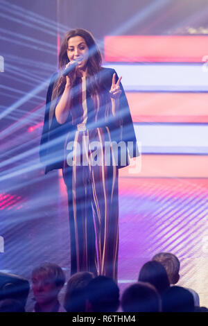 Bochum, Allemagne. 06 Dec, 2018. Namika chante à la cérémonie de remise des prix de la 1Live couronne dans la Jahrhunderthalle. Crédit : Rolf Vennenbernd/dpa/Alamy Live News Banque D'Images