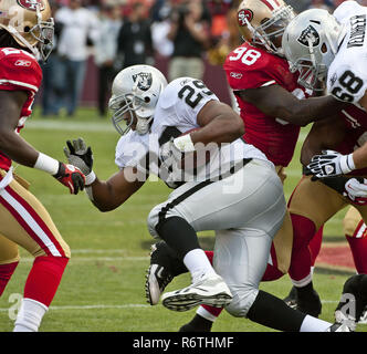 San Francisco, Californie, USA. 20e Août, 2011. Oakland Raiders running back Michael Bush (29) par l'intermédiaire de la ligne plonge San Francisco défenseurs le dimanche, Août 20, 2011 à Candlestick Park, San Francisco, Californie. Les 49ers défait les Raiders dans la pré-saison match 17-3. Crédit : Al Golub/ZUMA/Alamy Fil Live News Banque D'Images