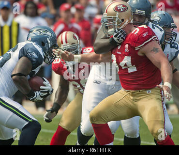 San Francisco, Californie, USA. Sep 11, 2011. San Francisco 49ers attaquer défensif Justin Smith (94) se tiendra en essayant de s'attaquer à Seattle Seahawks running back Michael Robinson (26) le dimanche 11 septembre 2011 à Candlestick Park, San Francisco, Californie. Les 49ers a battu les Seahawks 33-17. Crédit : Al Golub/ZUMA/Alamy Fil Live News Banque D'Images