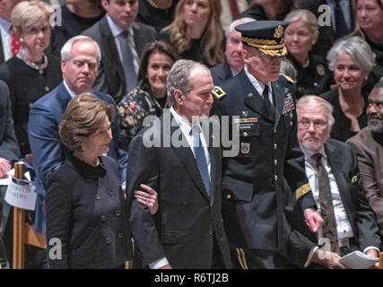 L'ancien Président des États-Unis George W. Bush, centre, et l'ancienne Première dame Laura Bush, escorté par le Major-général Michael L. Howard, commandant général de la Force interarmées, Headquarters-National, Région de la capitale nationale arrivent pour le service funèbre en l'honneur de la fin de l'ancien Président des États-Unis George H. W. Bush lors de la cathédrale nationale de Washington à Washington, DC le Mercredi, Décembre 5, 2018. Credit : Ron Sachs/CNP (restriction : NO New York ou le New Jersey Journaux ou journaux dans un rayon de 75 km de la ville de New York) dans le monde entier d'utilisation | Banque D'Images