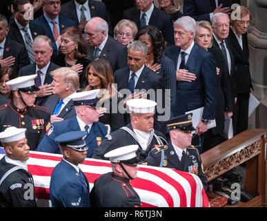 Dignitaires leurs hommages que le cercueil contenant les restes de la fin de l'ancien Président des États-Unis George H. W. Bush à l'échelle nationale un service funèbre en son honneur à la cathédrale nationale de Washington à Washington, DC le Mercredi, Décembre 5, 2018. Rangée avant : Le Président des Etats-Unis, Donald J. Trump, première dame Melania Trump, ancien Président des États-Unis, Barack Obama, l'ancien Président des États-Unis Bill Clinton, ancien secrétaire d'Etat américaine, Hillary Rodham Clinton, l'ex-Président américain Jimmy Carter et l'ancienne première dame Rosalynn Carter. Deuxième rangée : l'ancien Vice-président américain Dan Quayle, Marilyn Quayle, pour Banque D'Images