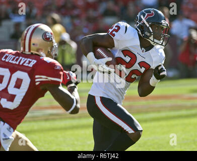 27 août 2011 - San Francisco, Californie, États-Unis - chassé par les San Francisco 49ers Chris Culliver évoluait (29) évoluait Houston Texans Sherrick McManis (22) s'exécute en arrière le départ le dimanche, Août 27, 2011 à Candlestick Park, San Francisco, Californie. Les Texans défait les 49ers en preseason jeu 30-7. (Crédit Image : © Al Golub/Zuma sur le fil) Banque D'Images