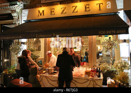 Mezzet aliments libanais. Hampton Court 'Winter Wander' Foire de Noël. 6 décembre 2018. Bridge Road, East Molesey, Surrey, Angleterre, Royaume-Uni. Célébration de Noël avec des lumières, des rennes live, les stalles, la nourriture, les divertissements et les tombolas. Crédit : Ian bouteille/Alamy Live News Banque D'Images