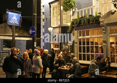 L'Albion pub. Hampton Court 'Winter Wander' Foire de Noël. 6 décembre 2018. Bridge Road, East Molesey, Surrey, Angleterre, Royaume-Uni. Célébration de Noël avec des lumières, des rennes live, les stalles, la nourriture, les divertissements et les tombolas. Crédit : Ian bouteille/Alamy Live News Banque D'Images