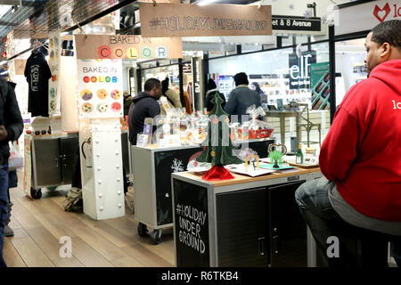 New York, NY, USA. 6e déc, 2018. Une expérience de magasinage souterrain unique est d'être trouvé à la Turnstyle marché souterrain à Columbus Circle, offrant les navetteurs de transport en commun une grande souffrance d'options d'achats sans quitter le confort de l'occupé le moyeu de transport en commun souterrain, avec une collection de magasins, de kiosques et d'un food court comme vu le 6 décembre 2018. 2018 Crédit : Ronald G. Lopez/DigiPixsAgain.us/Alamy Live News Banque D'Images