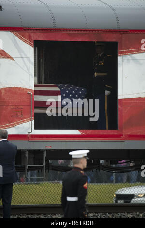 College Station, Texas, USA. 6e déc, 2018. College Station, Texas, USA, 12 Décembre 2018 : Le cercueil contenant les restes de l'ancien président George H. W. Bush arrive à la Texas A&M University pour une cérémonie de 20 minutes avant son dernier lieu de repos à la bibliothèque George Bush. Bush est décédé le 30 novembre à Houston. Credit : Bob Daemmrich/ZUMA/Alamy Fil Live News Banque D'Images