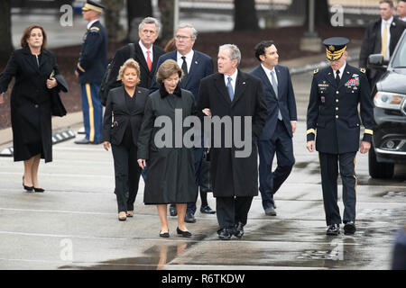 L'ancien président George W. Bush et sa femme Laura, Jeb Bush et sa femme Paloma, et Dorothy Bush Koch arrivent à la Texas A&M University avec le train transportant le cercueil de l'ancien président George H. W. Bush avant l'enterrement à la proximité de la bibliothèque George Bush. Banque D'Images