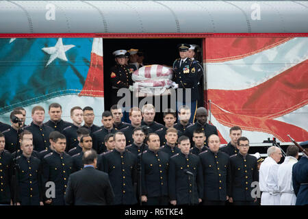 Garde d'honneur militaire les porteurs transportent le cercueil de l'ancien président George H. W. Bush d'un funeral train de Houston après son arrivée à la Texas A&M University pour l'enterrement à la bibliothèque George Bush sur le campus. Banque D'Images