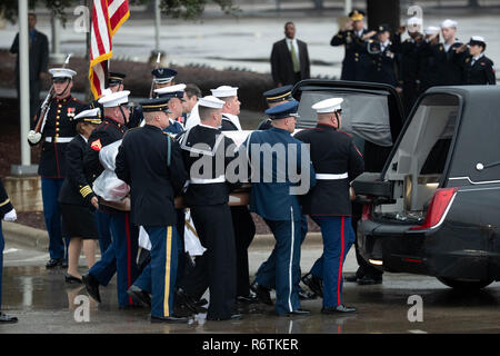 Garde d'honneur militaire les porteurs transportent le cercueil de l'ancien président George H. W. Bush à un corbillard à la Texas A&M University pour l'enterrement à la bibliothèque George Bush sur le campus. Banque D'Images