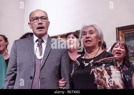 Londres, Royaume-Uni. 06 Dec, 2018. Les diplomates célébrer l'Océanie à la Royal Academy. Sir Jerry Mateparae, Haut Commissaire pour la Nouvelle-Zélande, Winnie Anna Kiap, Haut-Commissaire de la Papouasie-Nouvelle-Guinée, Jitoko Tikolevuw, Pièces Haut Commissariat aux Fidji, a assisté à une réception pour célébrer l'Europe à l'exposition de la Royal Academy, Piccadilly, Londres, de fermer 10 décembre 2018. Tissus aux couleurs chatoyantes, la musique traditionnel Maori et Michael Parekowhai richement sculptée de l'accompagnement de piano soprano Aivale Cole. Concepteur fidjien, Ana Lavekau, London Pacific Fashion Crédit : Peter Hogan/Alamy Live News Banque D'Images