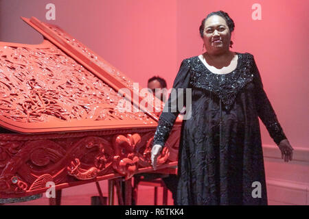 Londres, Royaume-Uni. 06 Dec, 2018. Les diplomates célébrer l'Océanie à la Royal Academy. Sir Jerry Mateparae, Haut Commissaire pour la Nouvelle-Zélande, Winnie Anna Kiap, Haut-Commissaire de la Papouasie-Nouvelle-Guinée, Jitoko Tikolevuw, Pièces Haut Commissariat aux Fidji, a assisté à une réception pour célébrer l'Europe à l'exposition de la Royal Academy, Piccadilly, Londres, de fermer 10 décembre 2018. Tissus aux couleurs chatoyantes, la musique traditionnel Maori et Michael Parekowhai richement sculptée de l'accompagnement de piano soprano Aivale Cole. Concepteur fidjien, Ana Lavekau, London Pacific Fashion Crédit : Peter Hogan/Alamy Live News Banque D'Images