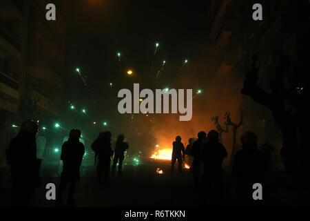 (181206) -- Athènes, le 6 décembre 2018 (Xinhua) -- Les éruptions sont jetées par des manifestants lors d'Exarchia à Athènes, Grèce, le 6 décembre 2018. Manifestations organisées dans plusieurs villes grecques jeudi, à la mémoire d'Alexandros Grigoropoulos, un adolescent tué par un policier à Athènes en 2008, ont été marquées par des incidents violents. Au moins 27 manifestants dans la capitale grecque, Thessalonique en Grèce du nord et La Canée en Crète Island ont été arrêtés et placés en détention provisoire pour avoir participé à des affrontements avec les forces de police anti-émeutes et de vandalisme, selon l'agence de presse nationale grecque AMNA. (Xinhua/Marios Lolos) Banque D'Images