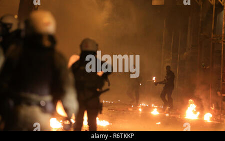 (181206) -- Athènes, le 6 décembre 2018 (Xinhua) -- Des policiers anti-émeute en conflit avec des manifestants lors d'Exarchia à Athènes, Grèce, le 6 décembre 2018. Manifestations organisées dans plusieurs villes grecques jeudi, à la mémoire d'Alexandros Grigoropoulos, un adolescent tué par un policier à Athènes en 2008, ont été marquées par des incidents violents. Au moins 27 manifestants dans la capitale grecque, Thessalonique en Grèce du nord et La Canée en Crète Island ont été arrêtés et placés en détention provisoire pour avoir participé à des affrontements avec les forces de police anti-émeutes et de vandalisme, selon l'agence de presse nationale grecque AMNA. (Xinhua/Marios lol Banque D'Images