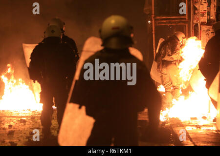 (181206) -- Athènes, le 6 décembre 2018 (Xinhua) -- Des policiers anti-émeute en conflit avec des manifestants lors d'Exarchia à Athènes, Grèce, le 6 décembre 2018. Manifestations organisées dans plusieurs villes grecques jeudi, à la mémoire d'Alexandros Grigoropoulos, un adolescent tué par un policier à Athènes en 2008, ont été marquées par des incidents violents. Au moins 27 manifestants dans la capitale grecque, Thessalonique en Grèce du nord et La Canée en Crète Island ont été arrêtés et placés en détention provisoire pour avoir participé à des affrontements avec les forces de police anti-émeutes et de vandalisme, selon l'agence de presse nationale grecque AMNA. (Xinhua/Marios lol Banque D'Images
