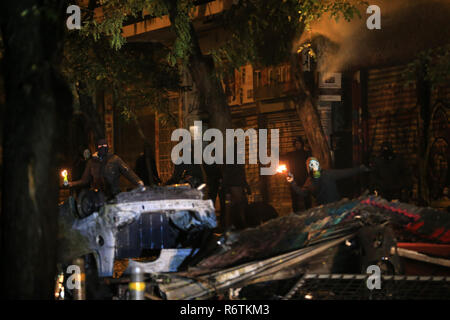 (181206) -- Athènes, le 6 décembre 2018 (Xinhua) -- les manifestants lancent des pierres et des cocktails molotov à des policiers à Exarchia à Athènes, Grèce, le 6 décembre 2018. Manifestations organisées dans plusieurs villes grecques jeudi, à la mémoire d'Alexandros Grigoropoulos, un adolescent tué par un policier à Athènes en 2008, ont été marquées par des incidents violents. Au moins 27 manifestants dans la capitale grecque, Thessalonique en Grèce du nord et La Canée en Crète Island ont été arrêtés et placés en détention provisoire pour avoir participé à des affrontements avec les forces de police anti-émeutes et de vandalisme, selon l'agence de presse nationale grecque suis Banque D'Images